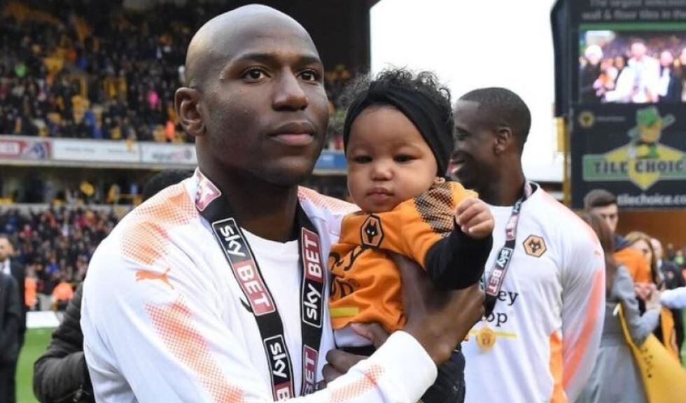 Benik Afobe y su hija cuando el jugador militaba en las filas del Wolverhampton inglés. (Foto: Difusión)
