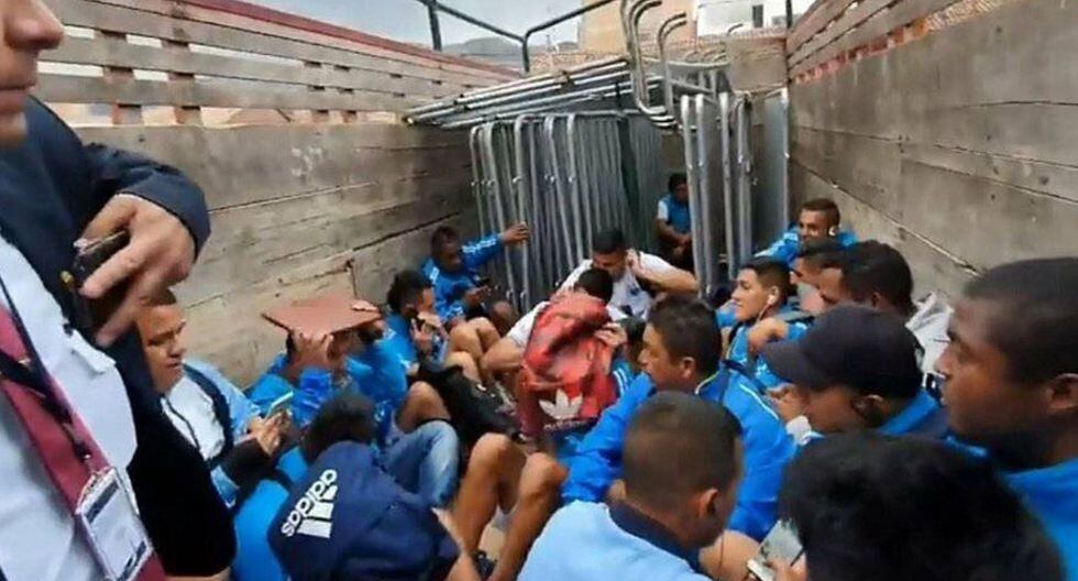 Según un video publicado en Facebook, los jugadores del Deportivo Llacuabamba tuvieron que ser sacados en un camión de la PNP por un tema de seguridad