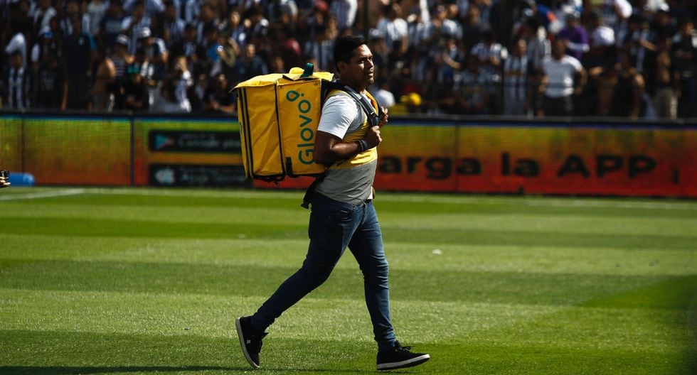 Repartidor de Glovo llegó a Matute con la pelota oficial de la Liga 1. Foto: Leandro Britto