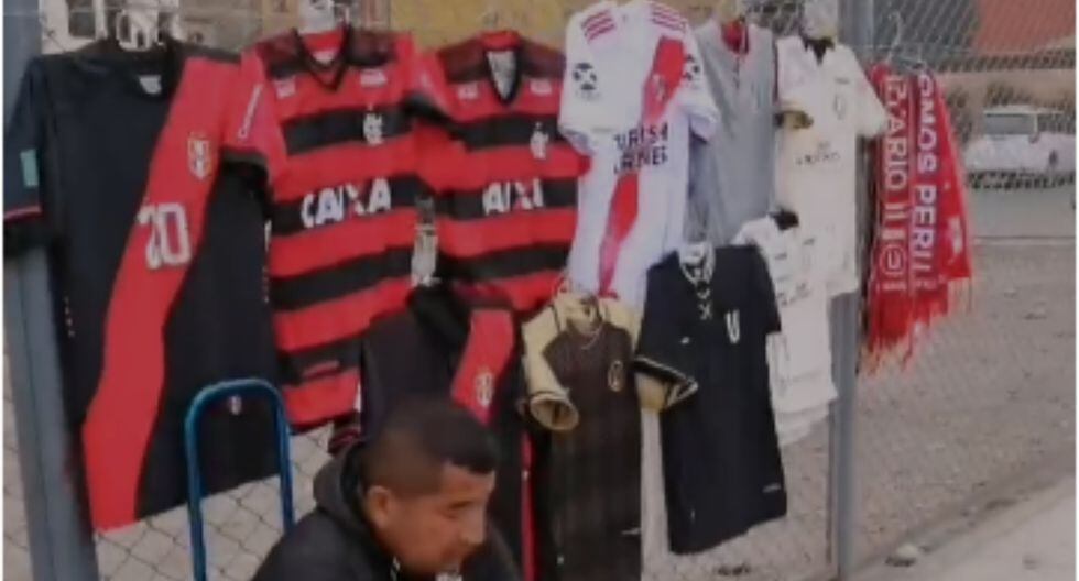 Es la primera persona que aparece a las afueras del Monumental para vender camisetas del River-Flamengo | Foto: Captura