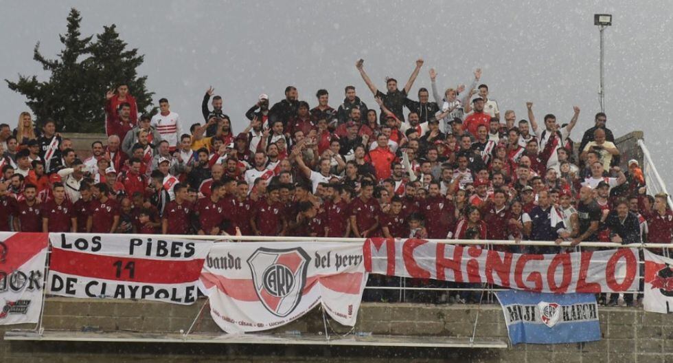 Hinchas de River Plate que viajaron en bus a Lima fueron premiados por el club millonario