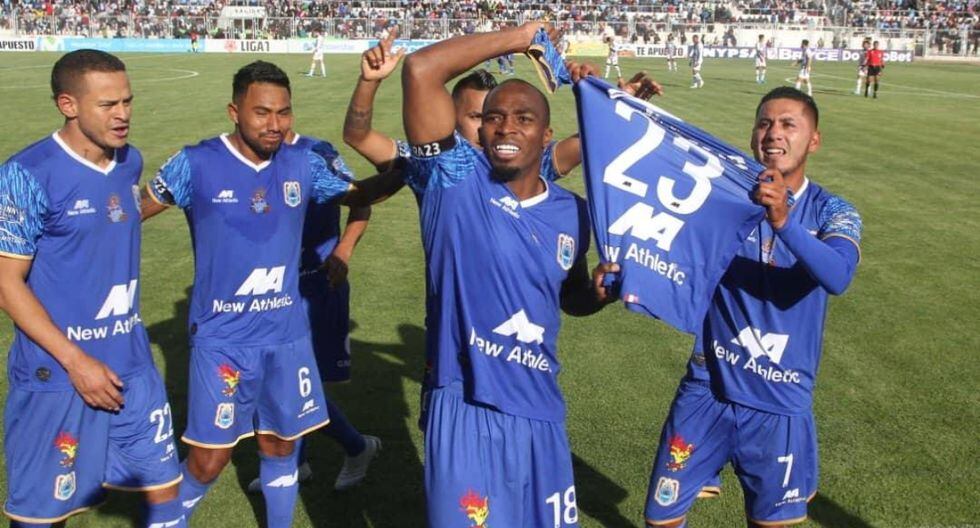 Jugadores de Binacional dedican gol a Juan Pablo Vergara