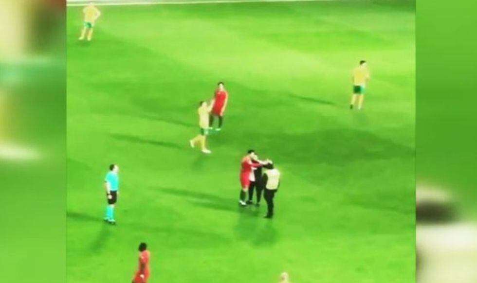 Cristiano Ronaldo | Un hincha entró a la cancha y se sacó selfie con CR7 | FOTO