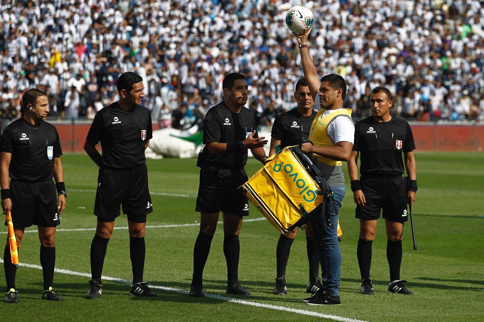 El repartidor de Glovo le entregó el balón a Diego Haro luego de 'realizar su pedido'. Foto: Leandro Britto