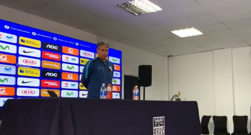 El DT de Alianza Lima durante el minuto de silencio. (@PepeYbazeta)