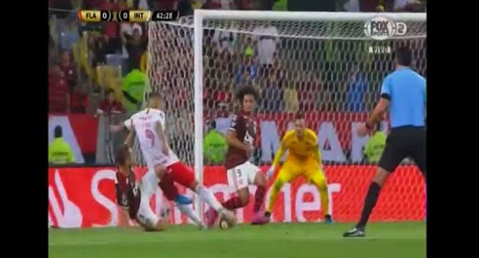 Internacional vs. Flamengo | Paolo Guerrero reclamó penal tras entrada de Everton y Odair Hellmann estalló | VIDEO