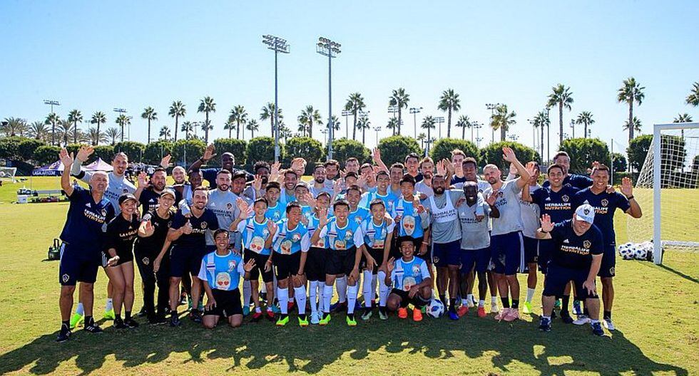 Futbolistas tailandeses atrapados en cueva entrenaron con Zlatan Ibrahimovic