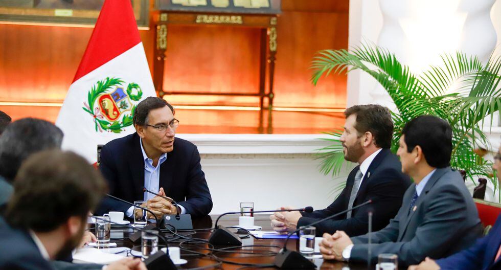 Martín Vizcarra se reunió con presidente de la Conmebol, Alejandro Domínguez | FOTO: Twitter / @presidenciaperu