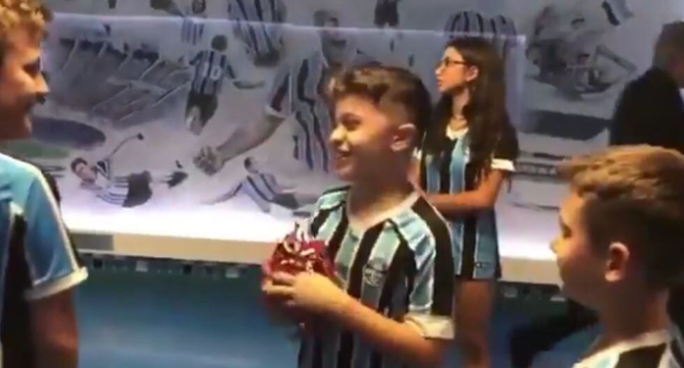 Gabriel Barbosa hizo feliz a un niño de Gremio tras regalarle su camiseta | Foto: Captura