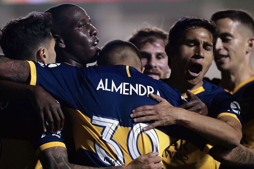 Boca Juniors juega con Argentinos Juniors por el primer lugar de la Superliga Argentina en la Bombonera. (AFP)