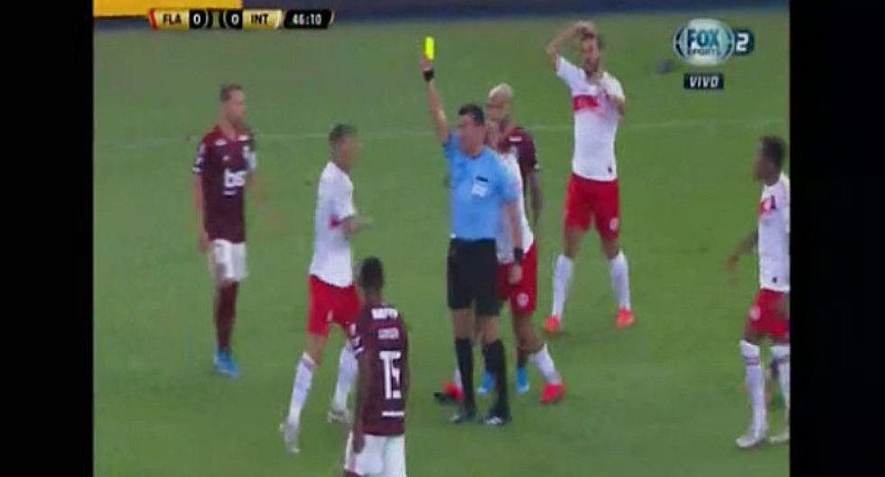 Paolo Guerrero fue amonestado tras falta sobre Rafinha y ambos terminan insultándose | VIDEO