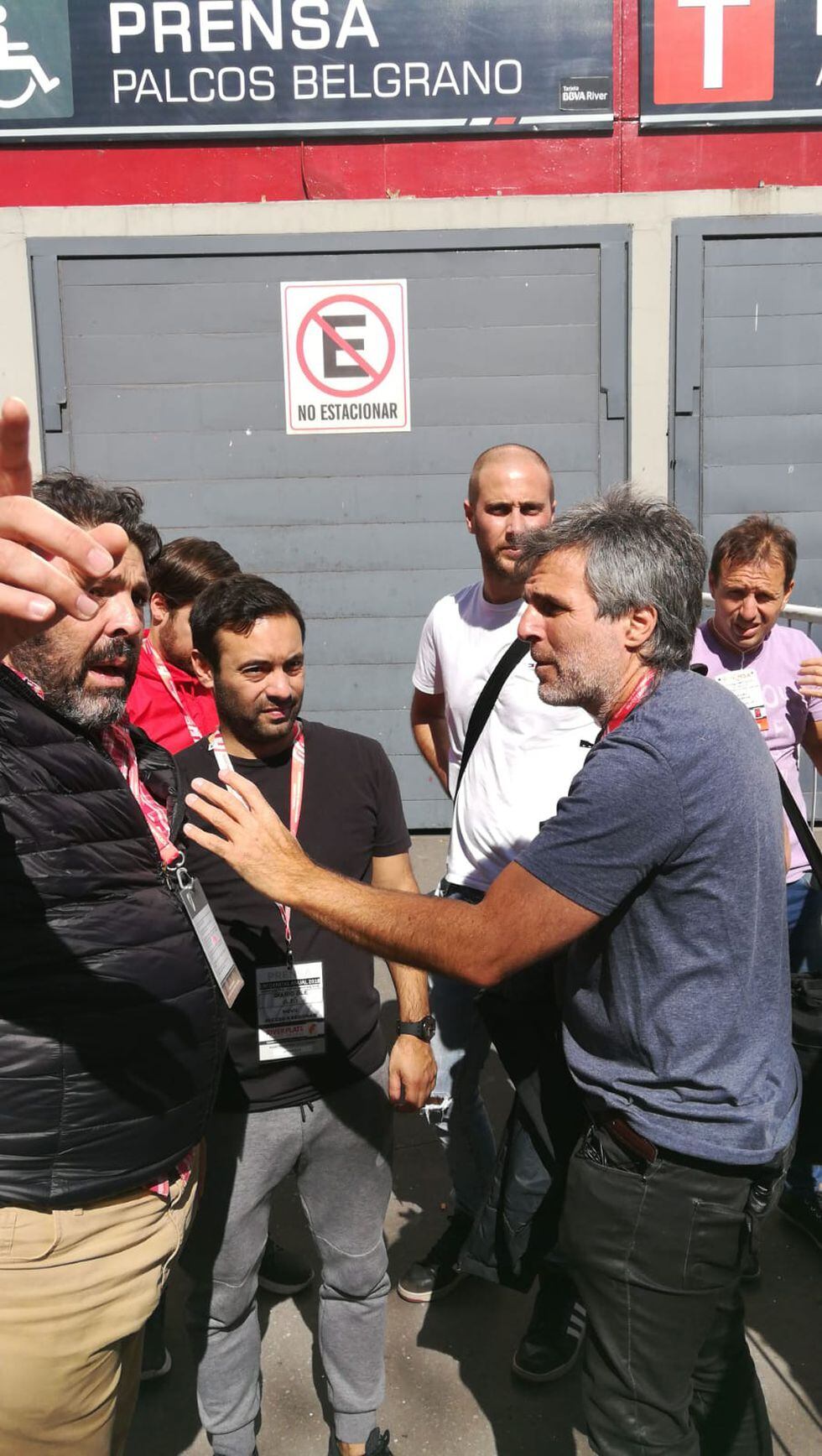 Medios deportivos sin poder ingresar al estadio Monumental.