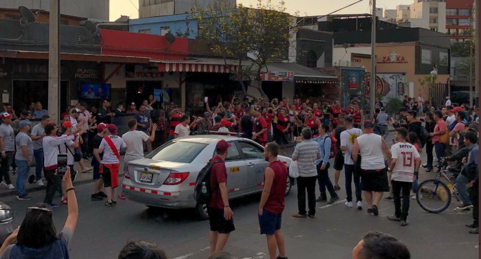 Final Copa Libertadores | Hinchas de Flamengo y River Plate se enfrentaron en Larcomar | VIDEO